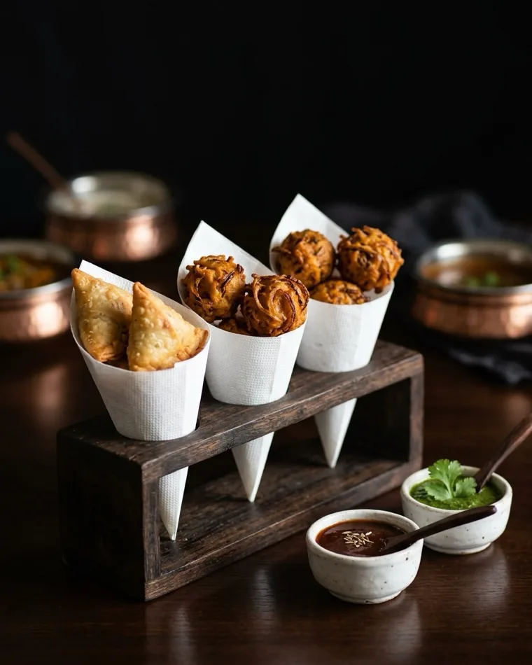Samosa und Pakora in Papiertüten mit Chutneys — Masalas Catering Berlin