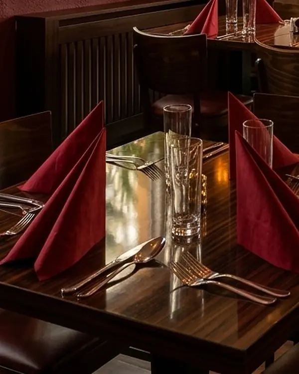 Gedeckter Tisch mit roten Servietten