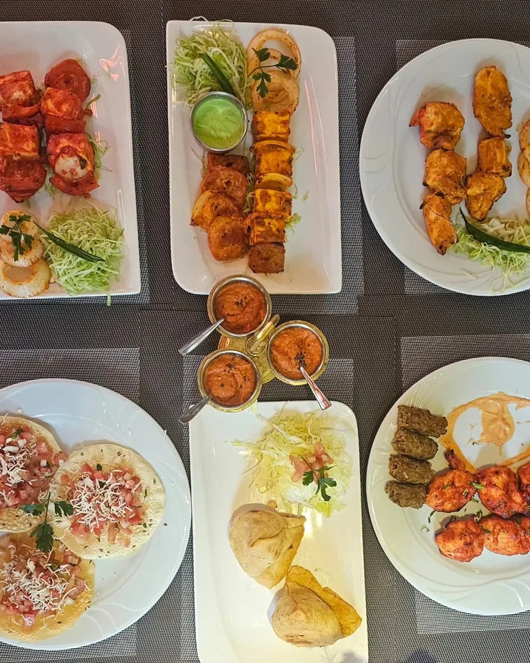 A starter selection with three chutneys from the Masalas restaurant kitchen in Berlin-Köpenick