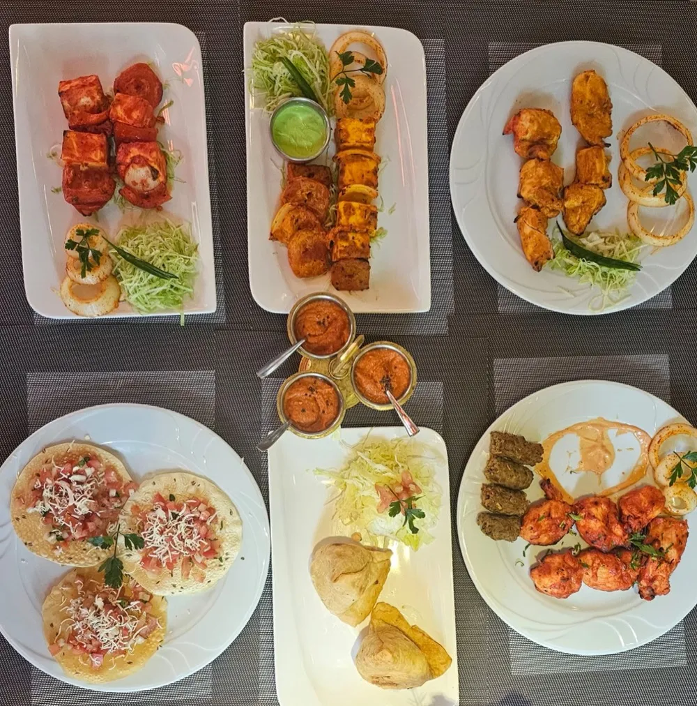 Gerichte aus der Masalas-Restaurantküche in Berlin-Köpenick auf einem gedeckten Tisch